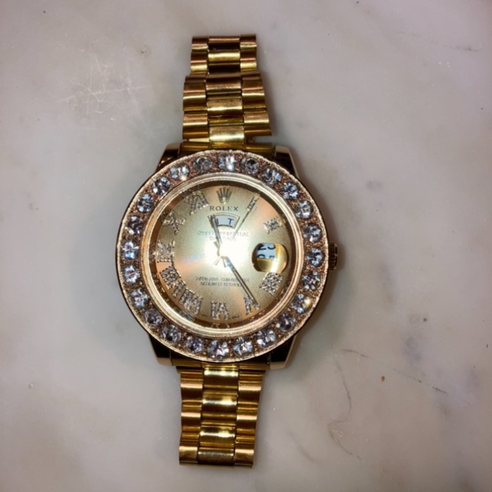 Men’s Fashionable Gold Watch